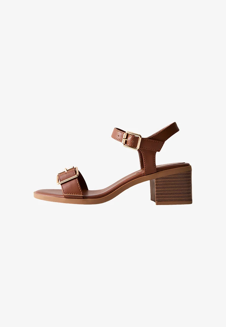 NEW LOOK BUCKLE DETAIL BLOCK HEEL SANDAL IN COGNAC