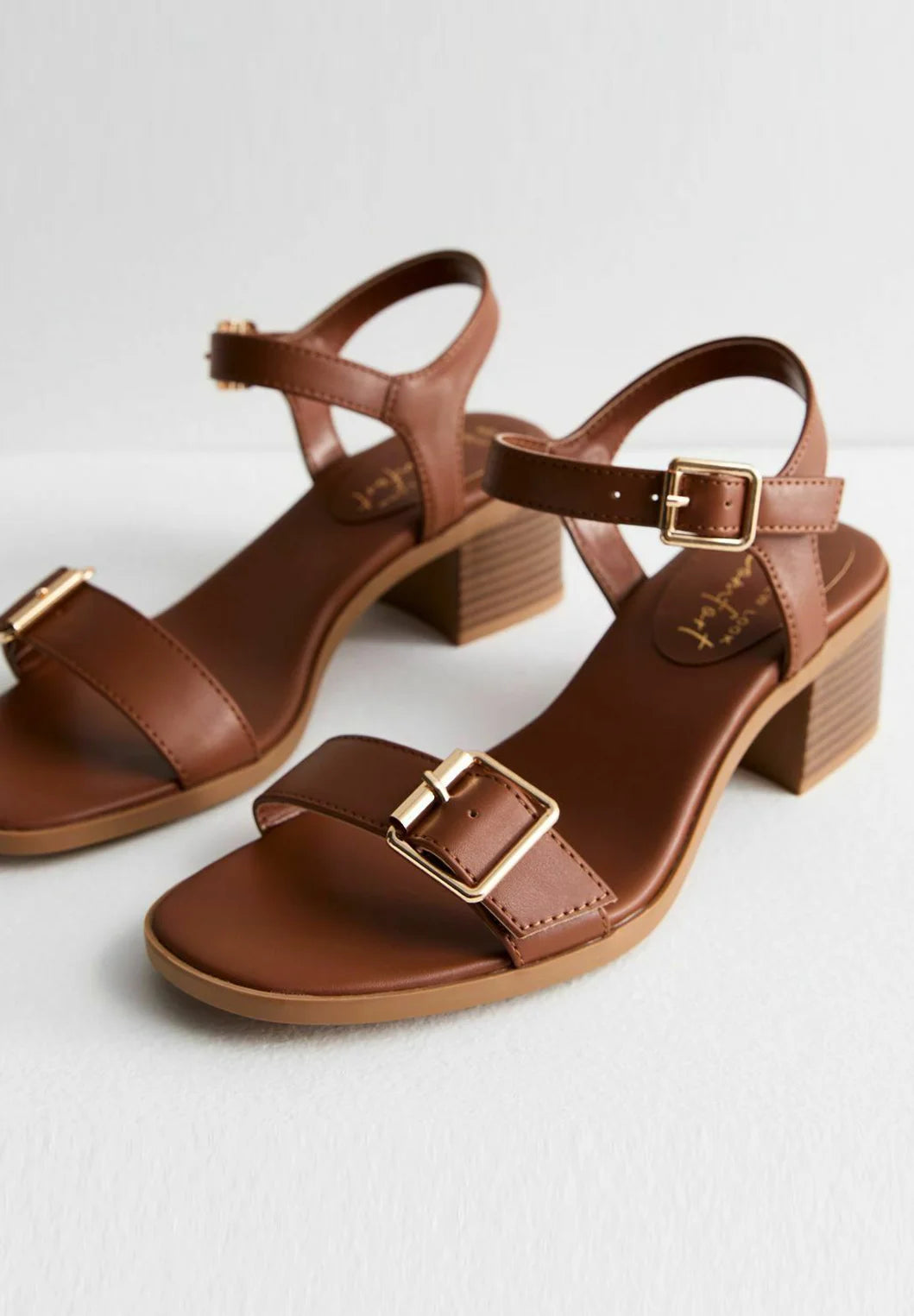 NEW LOOK BUCKLE DETAIL BLOCK HEEL SANDAL IN COGNAC