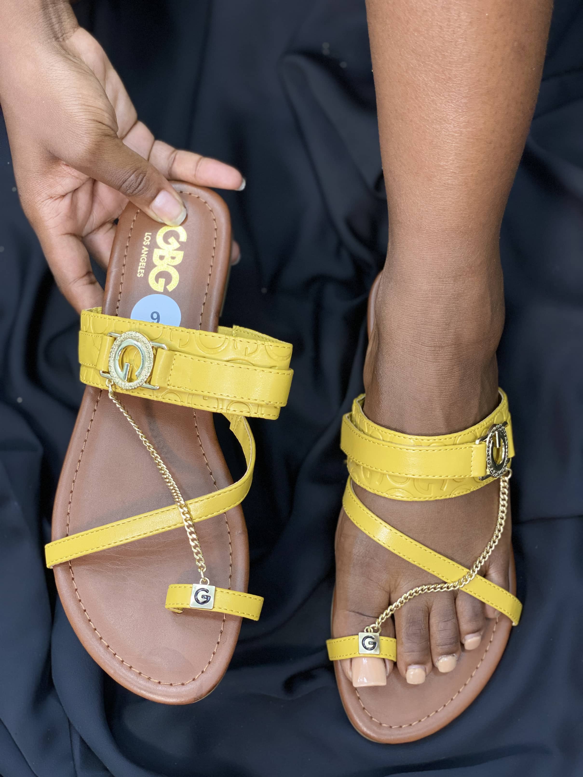 GUESS YELLOW CHAIN DETAIL TOE THONG SLIPPERS